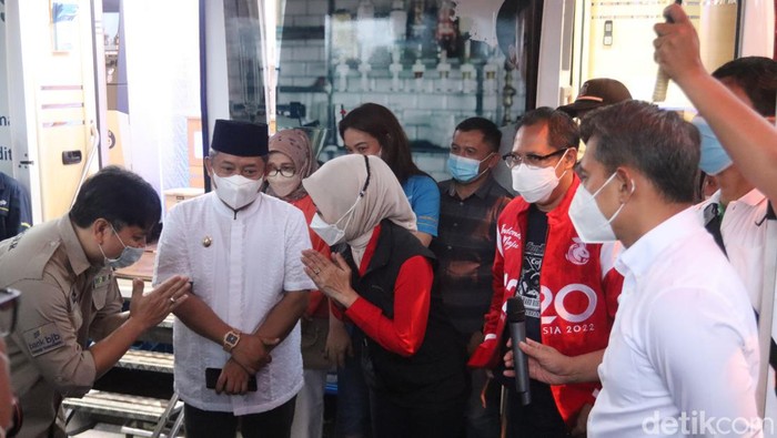 Bayar Pajak Sambil Ngabuburit di Alun-alun Bandung Badan Pendapatan Daerah (Bapenda) Jawa Barat membuka layanan di alun-alun Bandung. Sambil bayar pajak, warga bisa sekalian ngabuburit, Sabtu, 9/4/2022.