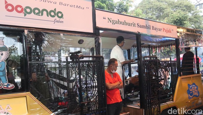Bayar Pajak Sambil Ngabuburit di Alun-alun Bandung Badan Pendapatan Daerah (Bapenda) Jawa Barat membuka layanan di alun-alun Bandung. Sambil bayar pajak, warga bisa sekalian ngabuburit, Sabtu, 9/4/2022.