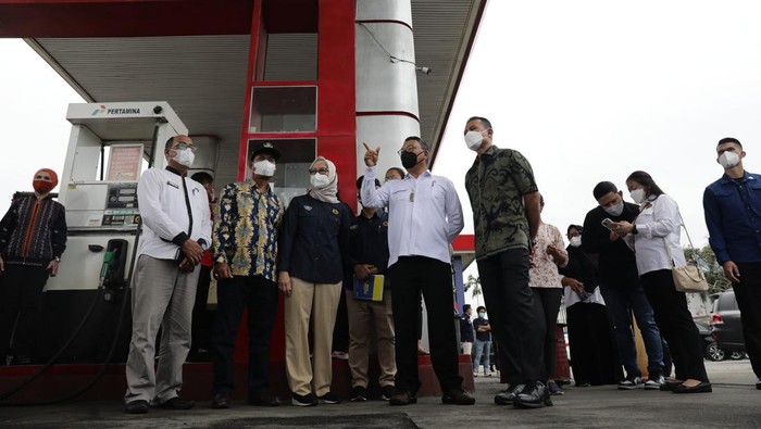 Musa Rajekshah dan Kapolda Sumut Irjen R.Z Panca Putra mendampingi Menteri ESDM Arifin Tasrif meninjauan pasokan BBM bersubsidi di beberapa SPBU di Sumut, Sabtu (9/4/2022).