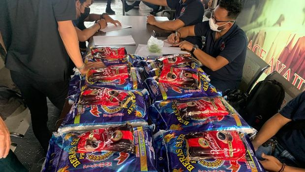 Bingkisan berupa besar 5 kg untuk warga yang menjalani vaksinasi booster di Blok A Pasar Tanah Abang, Jakpus, Minggu (10/4/2022).
