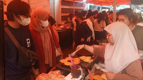 Pengunjung yang tengah menunggu pesanan makanannya di Kampung Jawa, Minggu, 10 April 2022.
