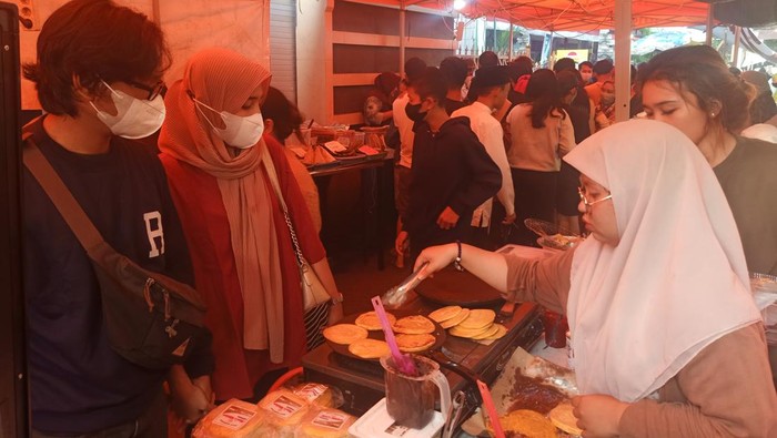 Pengunjung yang tengah menunggu pesanan makanannya di Kampung Jawa, Minggu, 10 April 2022.