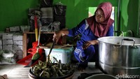 UMKM yang diisi oleh para emak-emak ini menyajikan makanan ringan (snack) untuk disantap saat berbuka puasa.