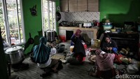 Sejak pagi dapur Mak Demplon sudah ngebul, tukang masak sudah sibuk mengolah bahan masakan.