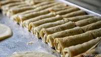 Menu yang ditawarkan saat puasa adalah lemper, risol solo, kue lapis dan bubur sum sum.