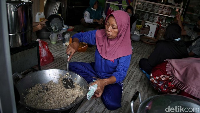 Warga membuat menu makanan ringan di salah satu UMKM Dapur Mak Demplon, Sunter Agung, Jakarta Utara, Minggu (10/4).