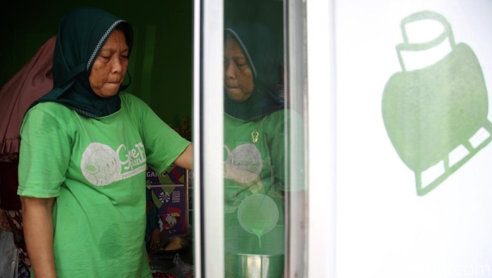 Warga membuat menu makanan ringan di salah satu UMKM Dapur Mak Demplon, Sunter Agung, Jakarta Utara, Minggu (10/4).