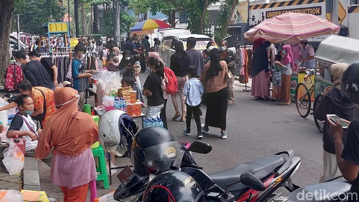 Car Free Day sambil Ngabuburit di Jalan Raya Darmo Surabaya