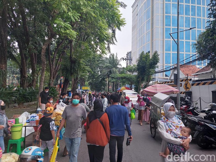 Car Free Day sambil Ngabuburit di Jalan Raya Darmo Surabaya