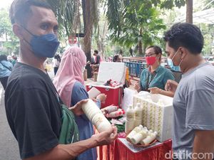 Berkah Ramadan, Dagangan UMKM Ludes saat CFD Sore di Raya Darmo
