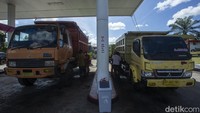 Sejumlah truk tengah mengisi solar di SPBU.