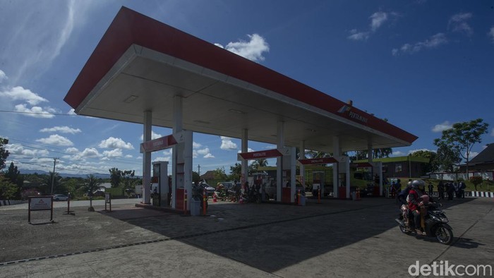 Cek SPBU di Bengkulu, Menteri ESDM Pastikan Tak Ada Antrean Lagi Sejumlah kendaraan mengantre di SPBU Bengkulu, Minggu (10/4/2022). Menteri ESDM Arifin Tasrif memastikan tidak ada lagi kelangkaan dan antrean panjang kendaraan, yang akan mengisi BBM di stasiun pengisian bahan bakar umum (SPBU).