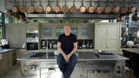 Sementara alat masak kesayangannya seperti panci hingga wajan digantung di langit-langit dapur. Koleksi alat masak ini sekaligus menjadi dekorasi dapur yang unik.  Foto: gordonramsay.com