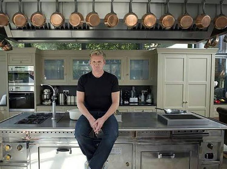 10 Potret Dapur Gordon Ramsay yang Modern dan Elegan