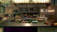 Kompor tanam diletakkan di bagian tengah dapur. Di area ini juga dilengkapi meja yang biasa digunakan untuk menyajikan makanan yang sudah matang. Foto: gordonramsay.com