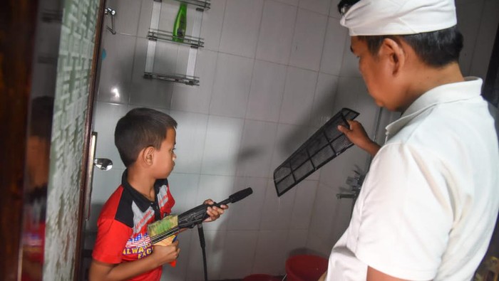 Dedi Mulyadi saat bertemu dengan bocah tukang servis AC.