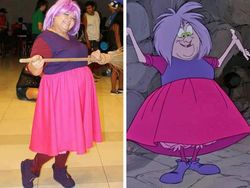 Kreatif! Nenek 50 Tahun Cosplay Karakter Film Wanita Tua