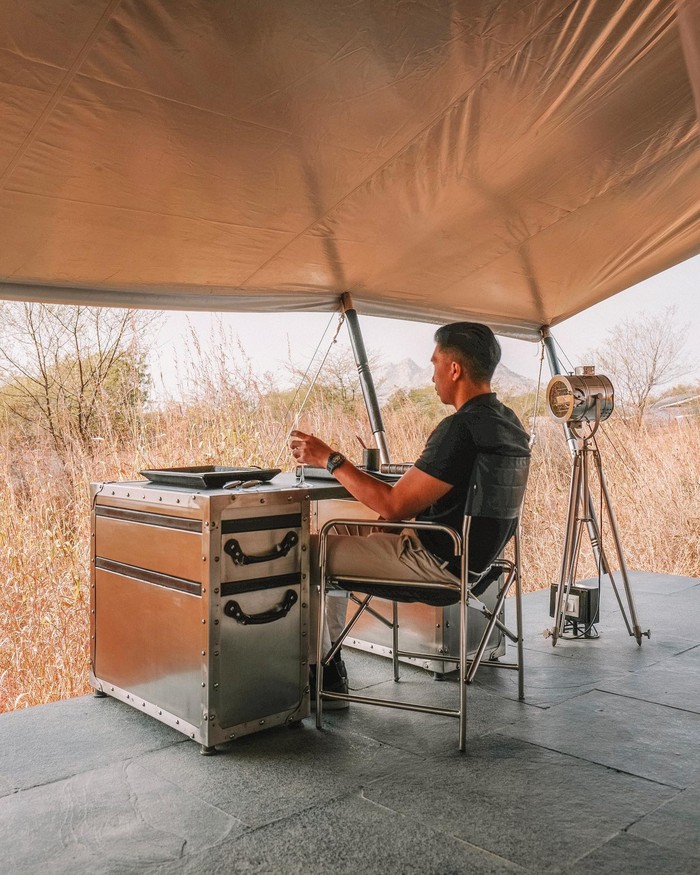 Sering Traveling, Ini Gaya Keren Indra Priawan Saat Ngopi dan Jajan Es Kelapa