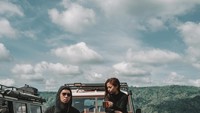 Seperti saat ngopi santai di kaki Gunung Batur ini. Indra begitu santai menikmati kopi hangat di atas mobil Jeep.  Foto: Instagram @indpriw