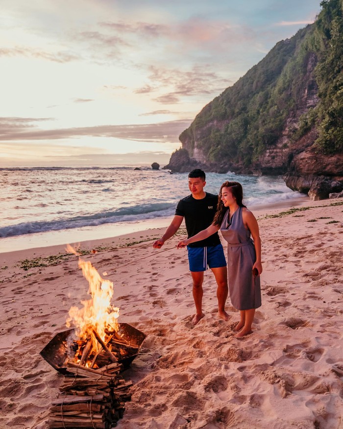 Galeri Foto Indra Priawan Sering Traveling, Ini Gaya Keren Indra Priawan Saat Ngopi dan Jajan Es Kelapa