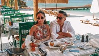 Traveling ke Mugla, Turki, pasangan ini menikmati makan siang di salah satu restoran cozy. Restoran ini memiliki pemandangan laut yang terhampar luas. Foto: Instagram @indpriw