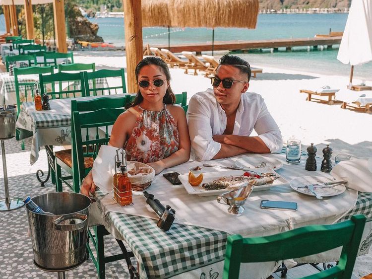 Sering Traveling, Ini Gaya Keren Indra Priawan Saat Ngopi dan Jajan Es Kelapa