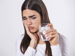 Minuman Dingin dan Panas Sebabkan Gigi Sensitif? Ini Sebabnya