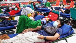 Ditengah bulan suci Ramadan sejumlah perusahaan dan himpunan bekerja sama dengan PMI menggelar kegiatan donor darah. Targetnya 4.000 kantong.