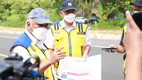 Salah satu persiapannya adalah Lintas Pansela ini bisa menjadi alternatif bagi para pemudik, sehingga beban lalu lintas terbagi dan tidak menumpuk di Lintas Pantura dan Lintas Tengah Jawa, kata Basuki saat meninjau Jalan Lintas Pansela di Wonogiri, Sabtu (9/4/2022). Foto: Dok. Kementerian PUPR