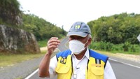 Jalan Pansela dibangun dengan biaya dari APBN, Asian Development Bank (ADB) dan Islamic Development Bank (IDB) ini dimulai sejak 6 tahun lalu, kita bangun secara bertahap. Nanti di tahun 2024 akan kita teruskan hingga tersambung sampai Banyuwangi, Jawa Timur, tutur Menteri Basuki. Foto: Dok. Kementerian PUPR