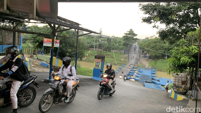 Jembatan perahu H Endang di Karawang.