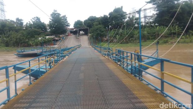 Jembatan perahu H Endang di Karawang.