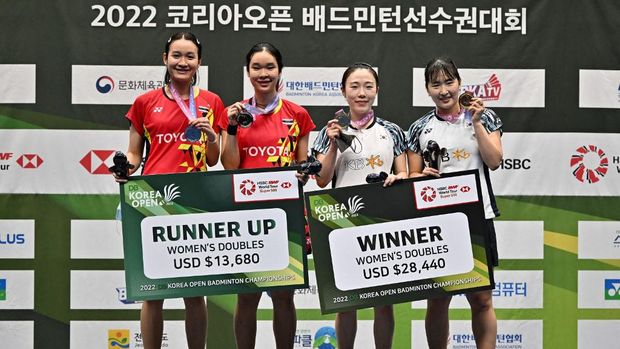 South Korea's Jeong Na-eun (R) and Kim Hye-jeong (2nd R) pose after their victory with second-placed Thailand's Benyapa Aimsaard (L) and Nuntakarn Aimsaard (2nd L) on the podium during the awards ceremony after the women's doubles final at the Korea Open Badminton Championships in Suncheon on April 10, 2022. (Photo by Jung Yeon-je / AFP)