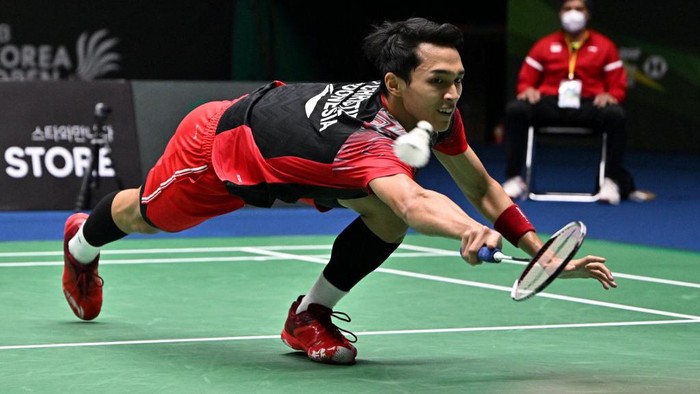 Indonesias Jonatan Christie reaches for a return against Chinas Weng Hongyang during their mens singles final match at the Korea Open Badminton Championships in Suncheon on April 10, 2022. (Photo by Jung Yeon-je / AFP)