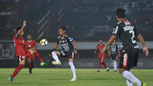 Kapten Bali United Fadhil Sausu saat laga dengan Persip Bandung