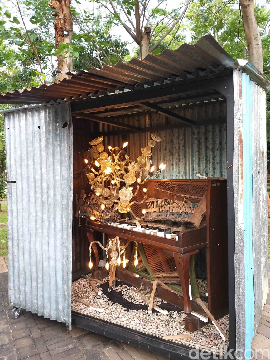 Seni instalasi karya Jompet Kuswidananto.