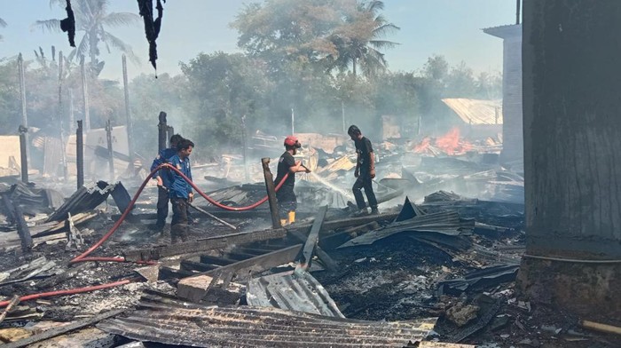 Kebakaran melanda perkumikan warga di Panyula, Kabupaten Bone. Sebanyak 14 rumah dilaporkan hangus terbakar.