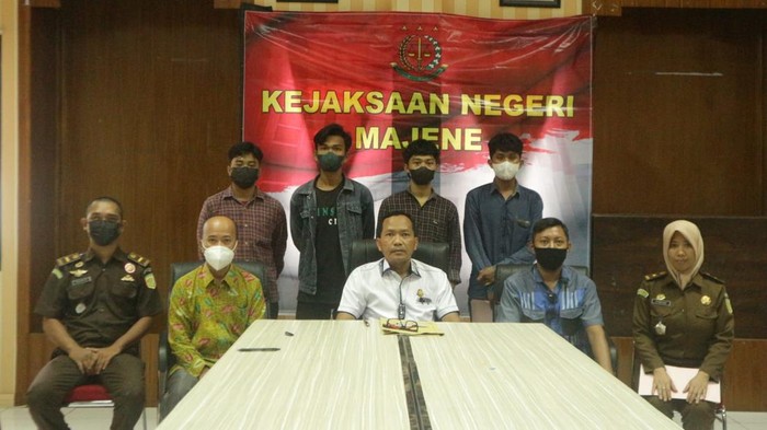 Kejari Majene menghentikan kasus 4 mahasiswa yang memukul polisi saat demo di Majene
