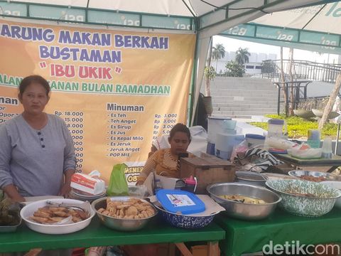 Ketan biru dan kue coro, jajanan khas yang biasa ditemui saat Ramadan
