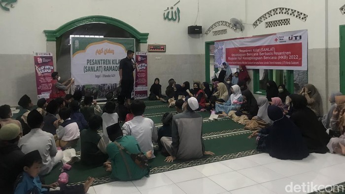 Latihan tanggap bencana gempa.