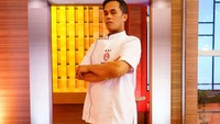 Chef berdarah Minang ini menjadi juara dari MasterChef Indonesia Season 8. Ia kerap mencuri perhatian lewat masakan buatannya. Foto: Instagram @adi.mci8