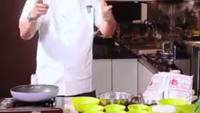 Lord Adi pernah membagikan tutorial membuat kudapan yang lezat. Berupa dadar gulung atau disebut kuih ketayap di Malaysia. Foto: Instagram @adi.mci8