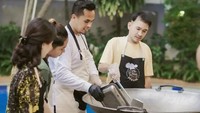 Meski tak menjdi juara pertama, namun namanya melejit. Ia kerap diundang menjadi bintang tamu dalam YouTube selebriti Indonesia. Salah satunya diajak masak oleh keluarga Ruben Onsu. Foto: Instagram @adi.mci8