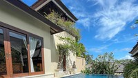 Saat berlibur ke Bali, Lord Adi tampak menikmatinya. Ia juga berpose dengan floating breakfast di vila yang ditempatinya. Foto: Instagram @adi.mci8