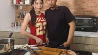 Finalis MasterChef Indonesia lain yang pernah berkolaborasi dengan Lord Adi adalahh Wynne. Mereka tampak memasak olahan daging. Foto: Instagram @adi.mci8