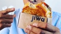 Lord Adi pernah membagikan sebuah video saat ia menikmati seporsi toast. Ia juga mengatakan akan memasaknya. Foto: Instagram @adi.mci8