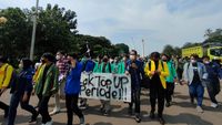 BEM UI Gelar Demo Di Patung Kuda, Bawa Spanduk 'Tolak Top Up Periode'