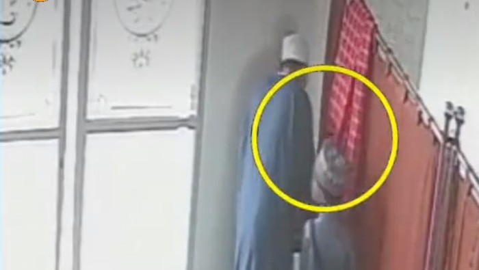 Foto: Aksi pencurian kotak infak oleh pria bergamis di Medan (Dok. Tangkapan layar video viral)
