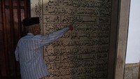 Menariknya lagi, replika Al-Quran berukuran besar tersebut ditulis secara manual oleh seorang warga Pekalongan bernama Rahmat yang berisi sebagian ayat dari Juz 30.
