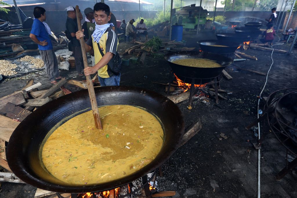 Warga bergotong royong memasak menu tradisional khas Aceh Kuah Beulangong (kari daging dengan bumbu khas) pada tradisi kenduri Ramadhan di Desa Pango Raya, Banda Aceh, Aceh, Minggu (10/4/2022). Kenduri dengan menu utama kari daging sapi atau kambing saat berbuka puasa pada setiap bulan Ramadhan merupakan tradisi yang juga dilaksanakan untuk meringati Nuzulul Quran. ANTARA FOTO / Irwansyah Putra/foc.